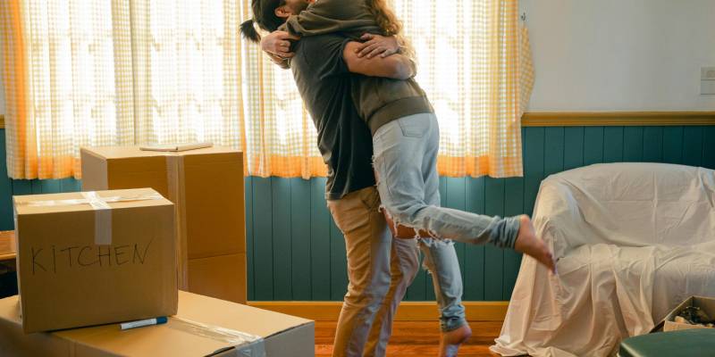 Пара счастлива получить ипотеку