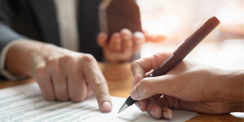 Contrat d’arrhes : qu’est-ce que c’est et que faut-il vérifier avant de le signer ?