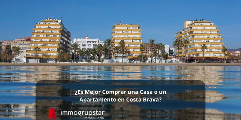 Вид на море на Коста Брава с тремя таунхаусами на заднем плане, идеально подходит для покупки дома или квартиры на Коста Брава